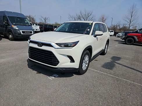 Used 2024 Toyota Grand Highlander XLE image 3