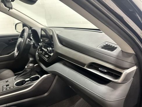 Used 2023 Toyota Highlander LE FWD image 18
