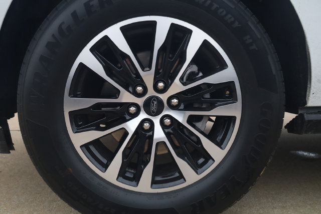 Used 2025 Ford Expedition Max Platinum AWD/4WD image 8