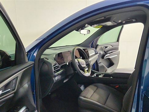 Used 2025 Chevrolet Traverse LT w/ Driver Confidence Package image 16