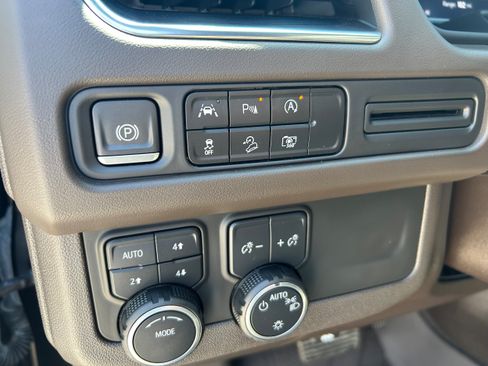 Used 2023 Chevrolet Tahoe Z71 w/ Luxury Package AWD/4WD image 22