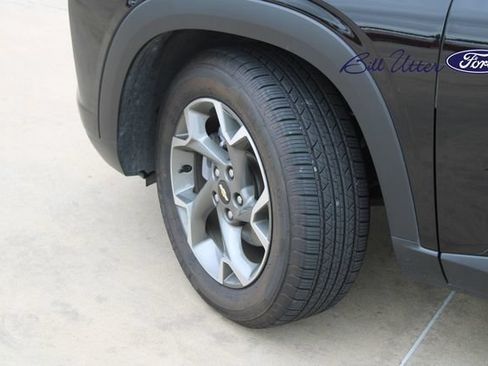 Used 2025 Chevrolet Trax LT FWD image 9