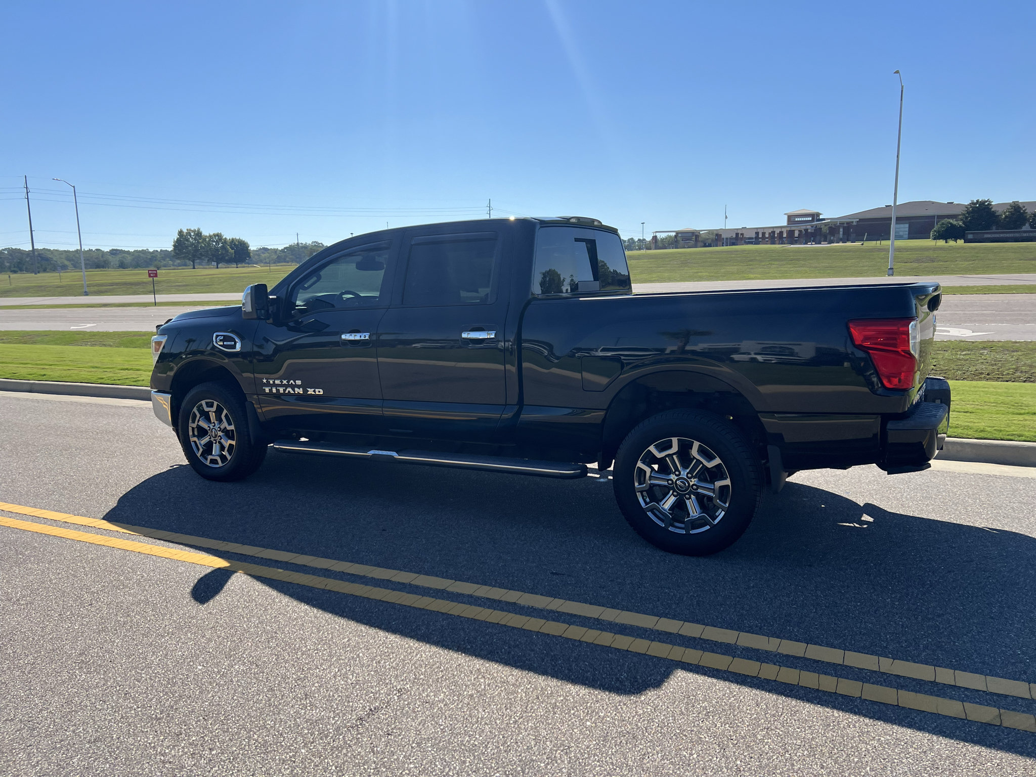 Used 2019 Nissan Titan SL w/ Chrome Package AWD/4WD image 10