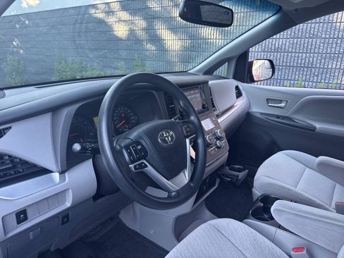 Used 2017 Toyota Sienna LE AWD/4WD image 10