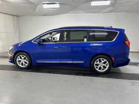 Used 2020 Chrysler Pacifica Touring-L w/ Tire & Wheel Group FWD image 6