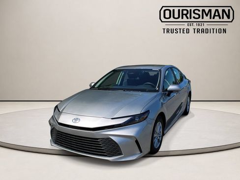 Used 2025 Toyota Camry LE FWD image 5