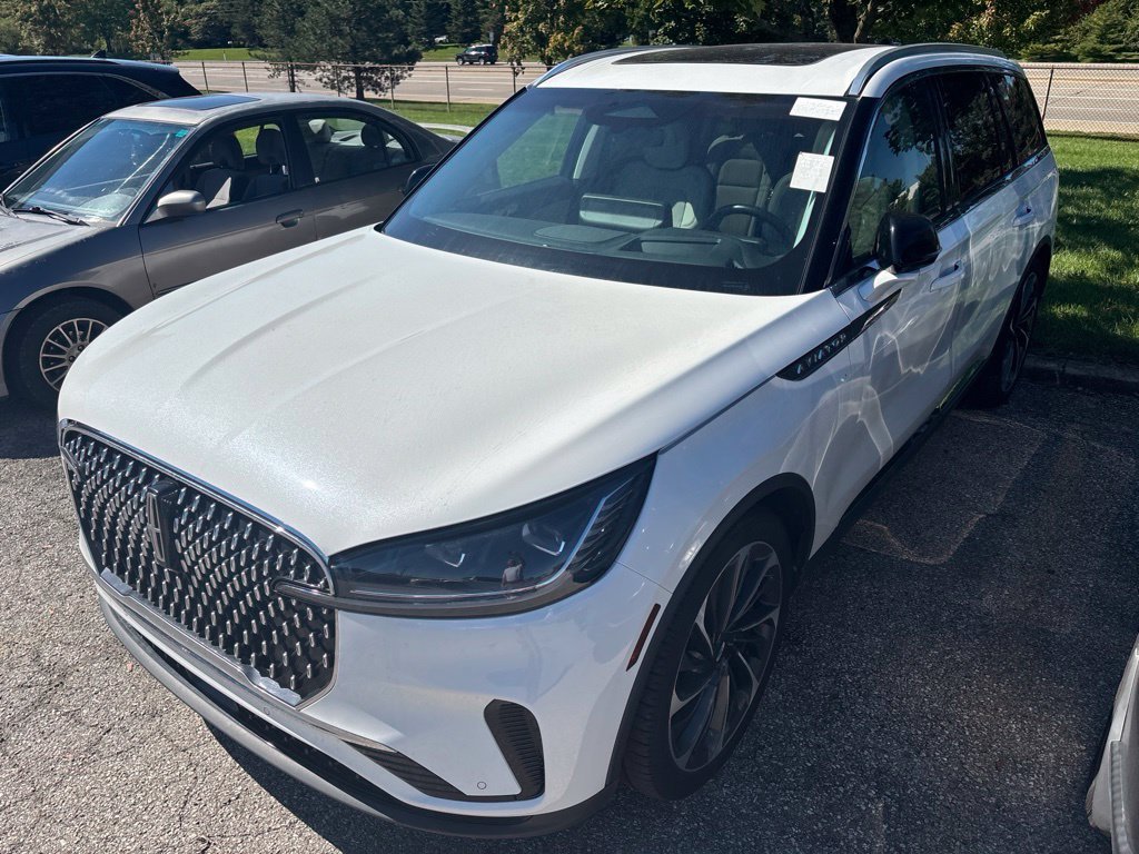 Used 2025 Lincoln Aviator Reserve w/ Equipment Group 201A AWD/4WD image 2
