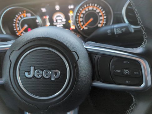 Used 2021 Jeep Gladiator Overland w/ Popular Equipment Package AWD/4WD image 9