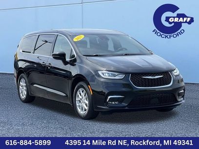Used 2025 Chrysler Pacifica Select