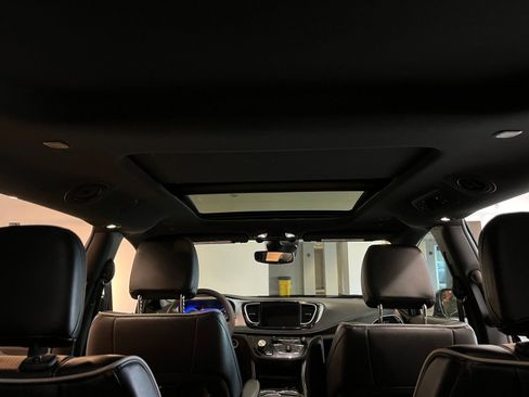 Used 2025 Chrysler Pacifica Limited image 31