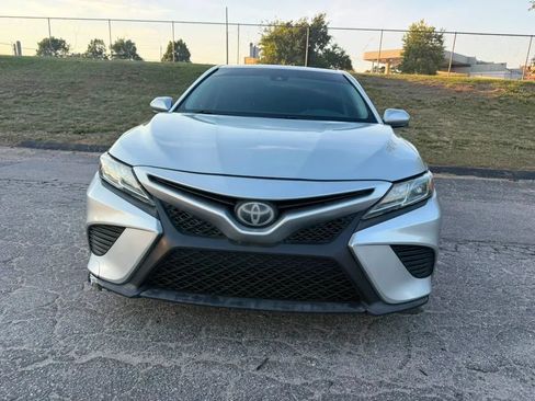 Used 2018 Toyota Camry SE FWD image 3