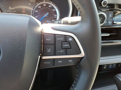 Used 2022 Toyota Highlander XLE AWD/4WD image 26