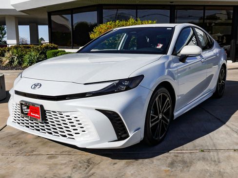 Used 2025 Toyota Camry XSE FWD image 4
