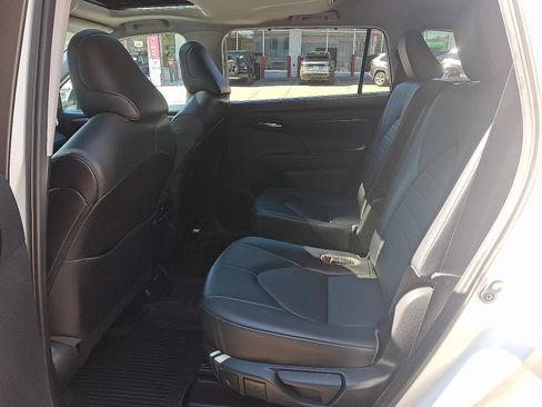 Used 2021 Toyota Highlander XLE AWD/4WD image 10