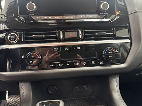 Used 2024 Nissan Pathfinder SV FWD image 11