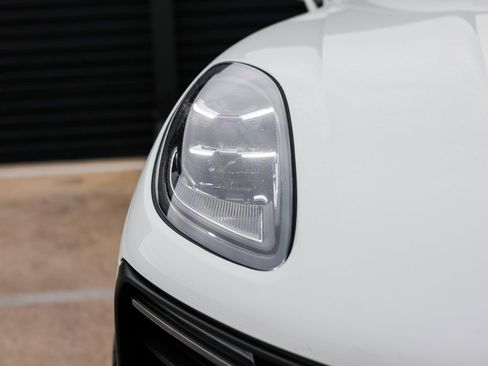 Certified 2022 Porsche Macan image 13