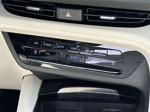 Used 2023 Buick Envision Avenir image 21