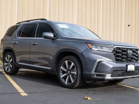 Used 2024 Honda Pilot Touring image 2