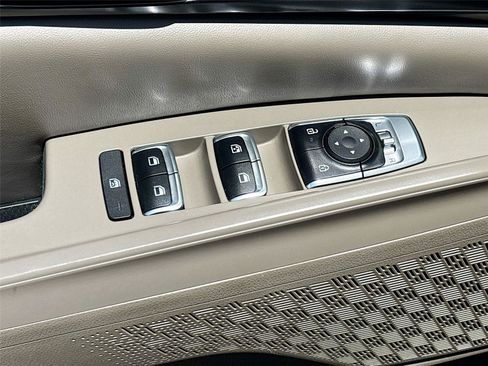 Used 2025 Kia Carnival FWD image 18