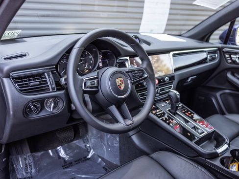 Certified 2026 Porsche Macan AWD/4WD image 4