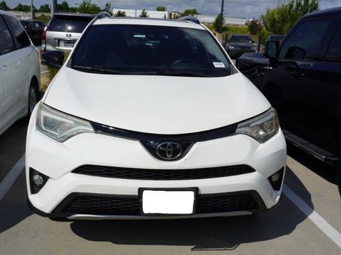 Used 2018 Toyota RAV4 SE w/ Power Extra Value Package FWD image 2