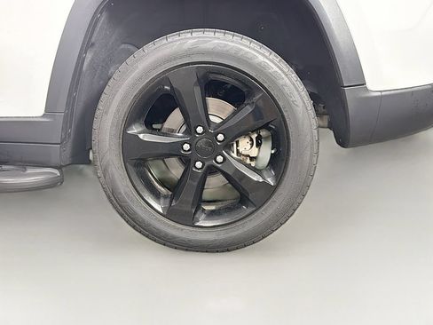 Used 2023 Jeep Grand Cherokee Altitude AWD/4WD image 31
