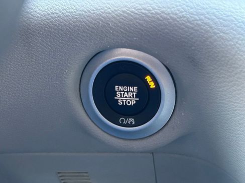 Used 2024 Chrysler Pacifica Touring-L image 45