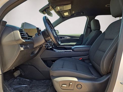 Used 2025 Chevrolet Traverse LT FWD image 23