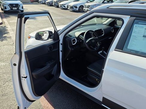 New 2025 Hyundai Venue Limited image 38