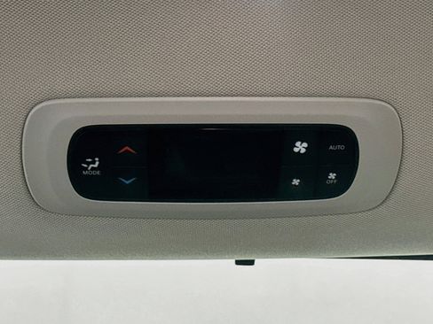 Used 2024 Chrysler Pacifica Touring-L FWD image 32