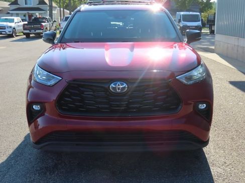 Used 2024 Toyota Highlander LE AWD/4WD image 11
