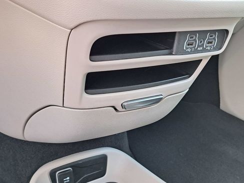 Used 2024 Chrysler Pacifica Touring-L image 11