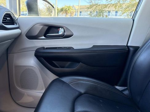 Used 2023 Chrysler Pacifica Touring-L image 30