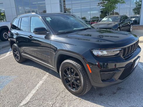 Used 2025 Jeep Grand Cherokee Altitude AWD/4WD image 6