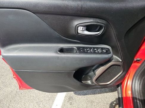 Used 2023 Jeep Renegade Latitude image 12