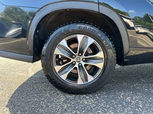 Used 2024 Toyota Highlander XLE FWD image 20