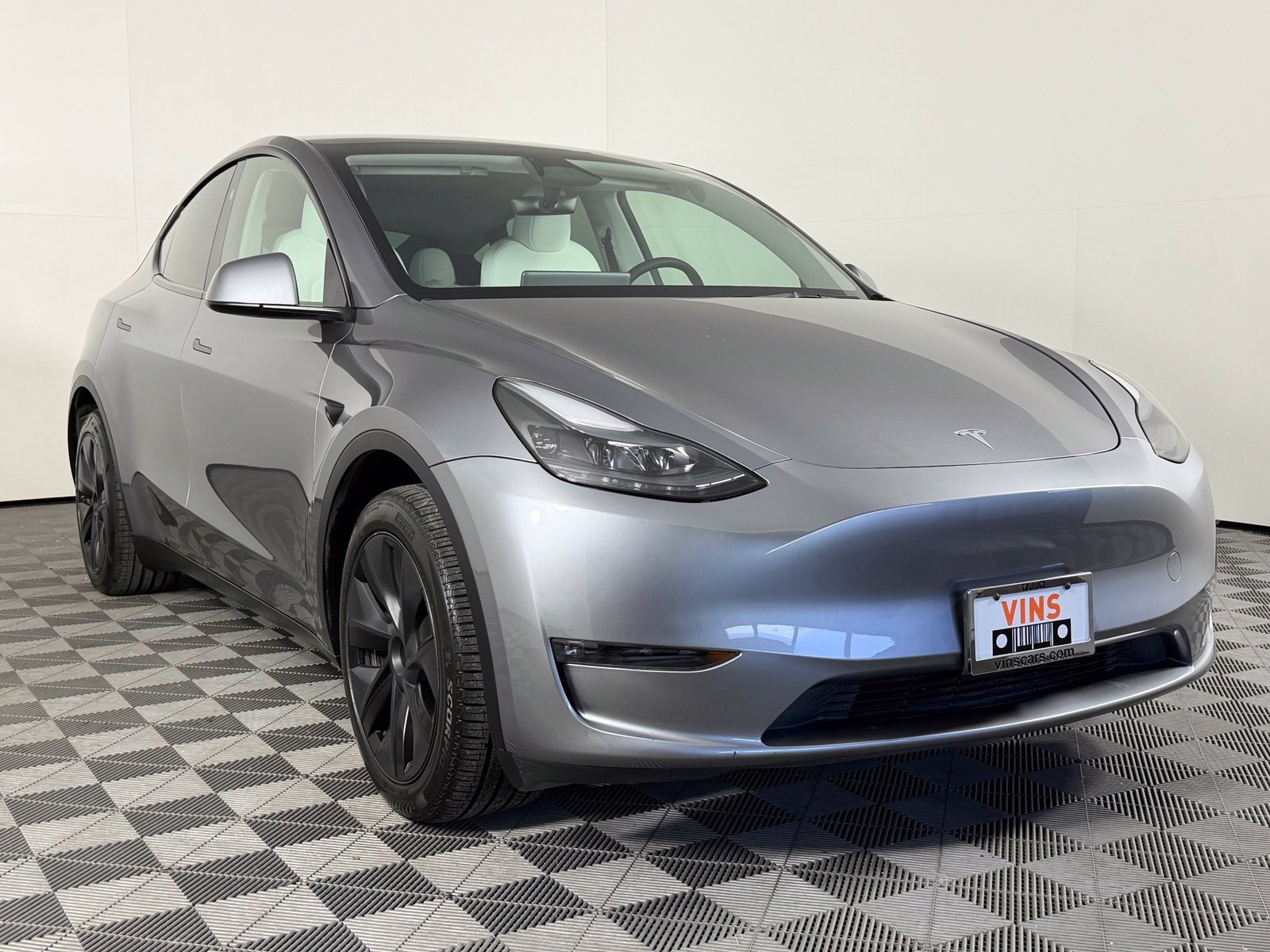 Used 2024 Tesla Model Y Long Range AWD/4WD image 1