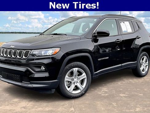 Used 2024 Jeep Compass Latitude image 3