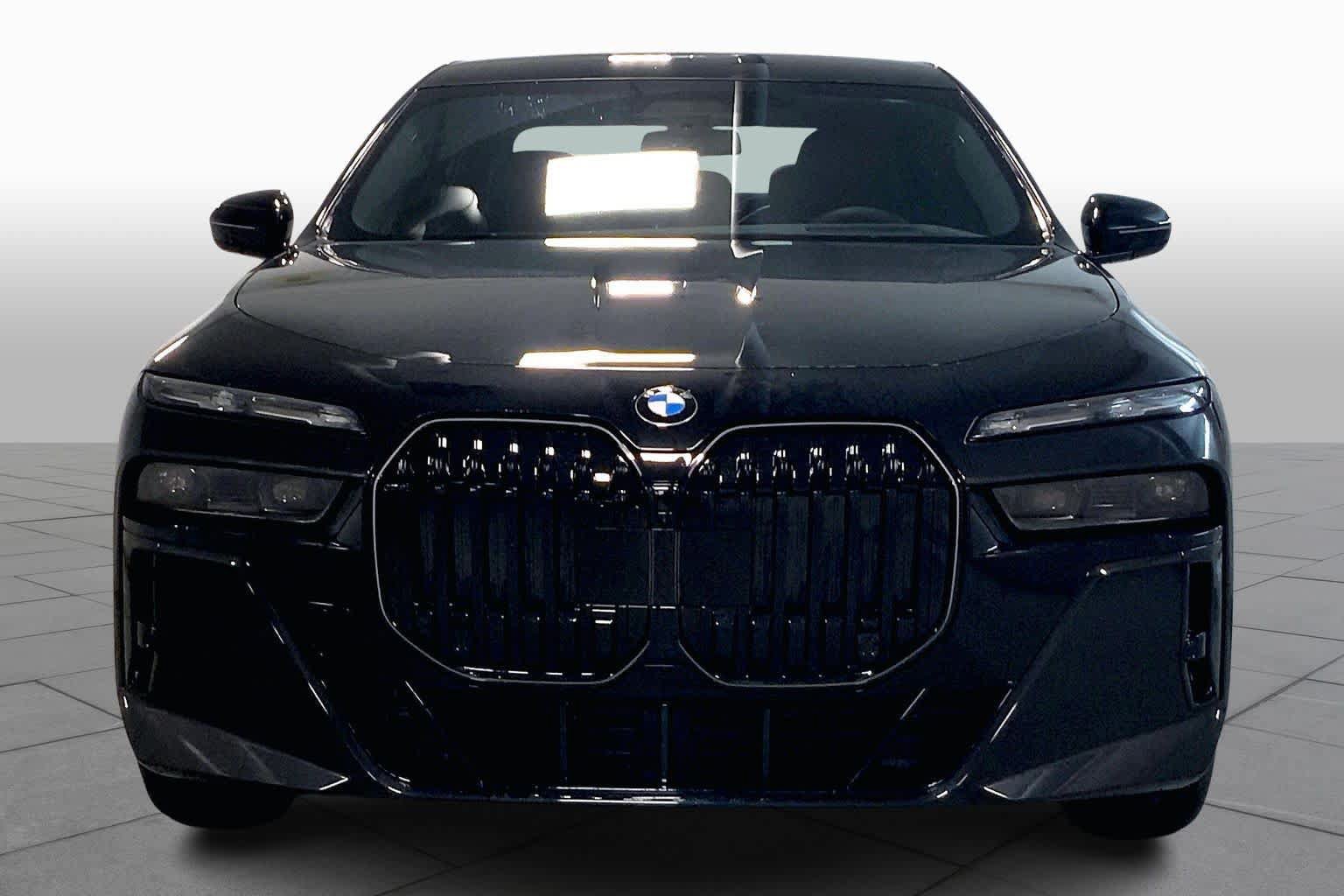Used 2026 BMW 760i xDrive w/ Executive Package AWD/4WD image 3