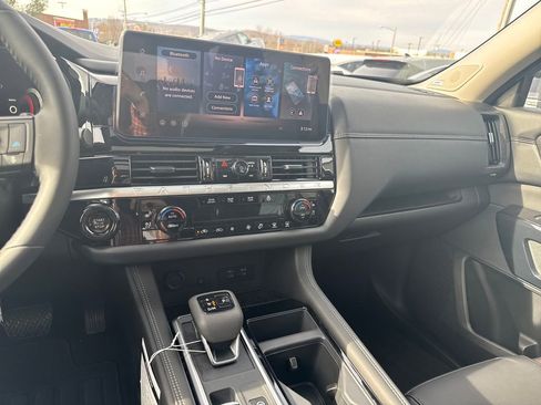 New 2026 Nissan Pathfinder Platinum image 18