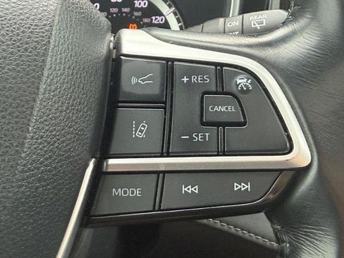 Used 2022 Toyota Highlander XLE AWD/4WD image 16