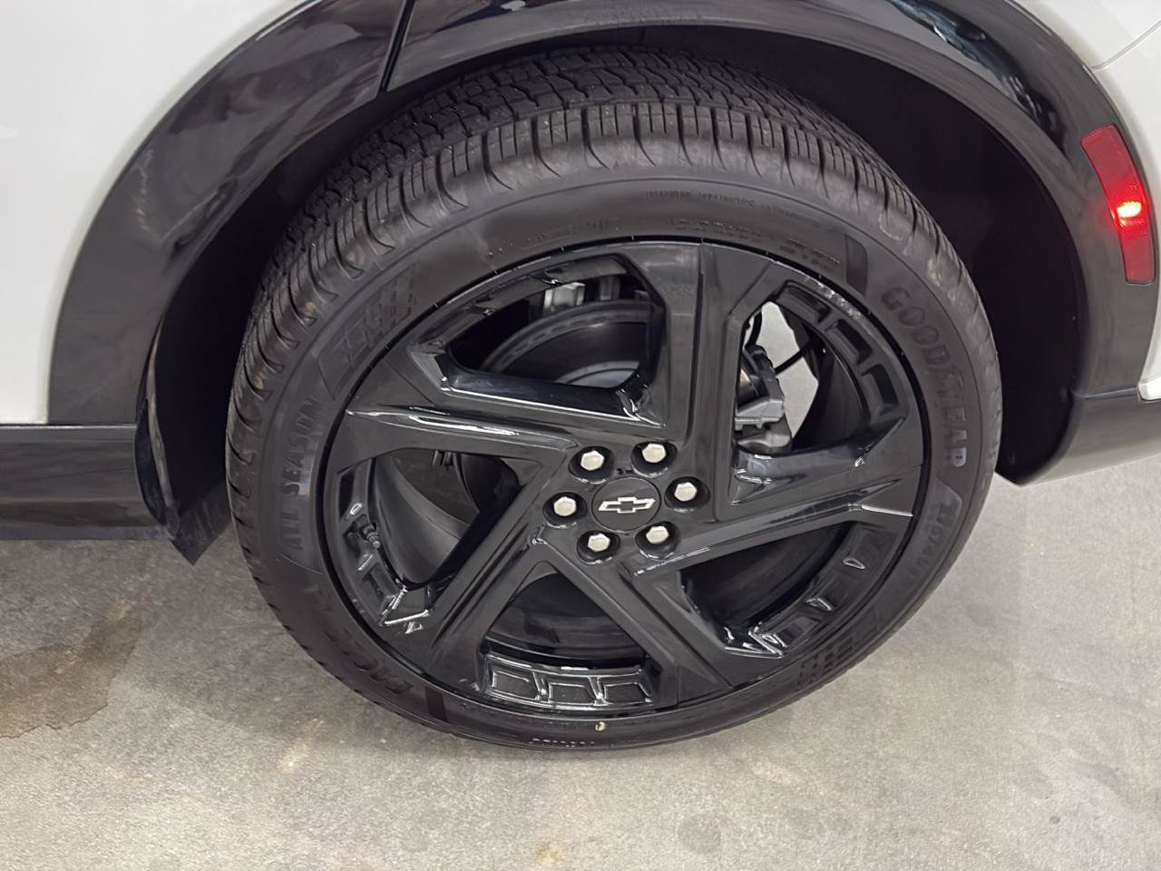Used 2024 Chevrolet Equinox EV RS FWD image 23