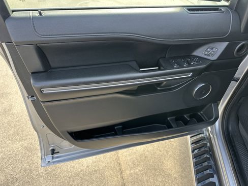 Used 2021 Ford Expedition XLT image 11