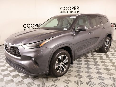 Used 2024 Toyota Highlander XLE AWD/4WD image 10