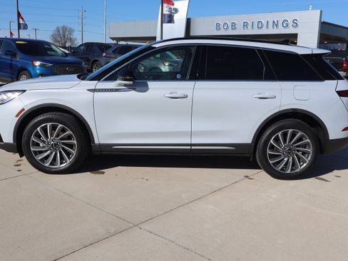 Used 2025 Lincoln Corsair Reserve image 9