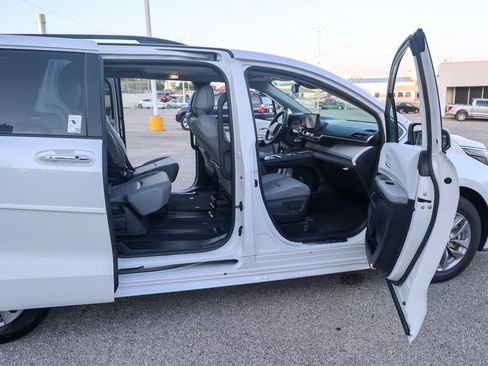 Certified 2026 Toyota Sienna XLE FWD image 43