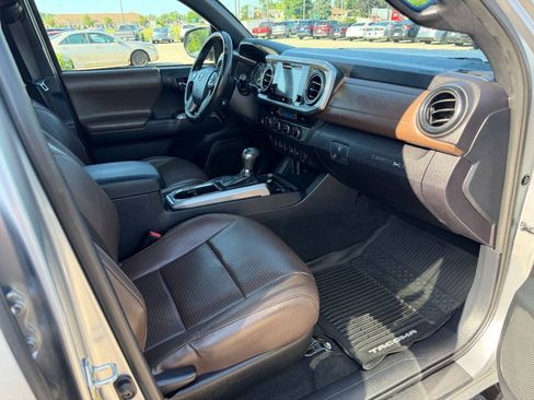 Used 2017 Toyota Tacoma Limited w/ Tow Package AWD/4WD image 14