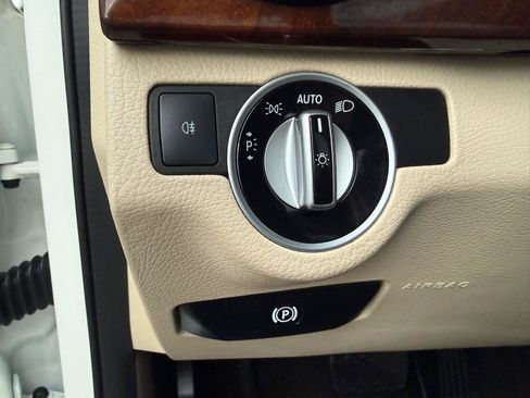 Used 2013 Mercedes-Benz GLK 350 4MATIC image 32