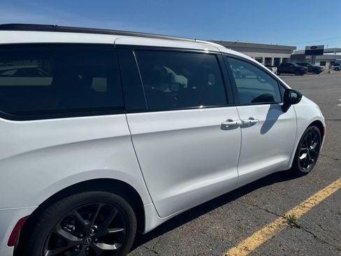 Used 2025 Chrysler Pacifica Limited FWD image 28