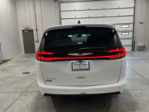 New 2026 Chrysler Pacifica Select image 7
